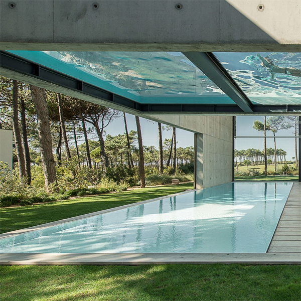 piscina transparente sobre piscina exterior desbordante