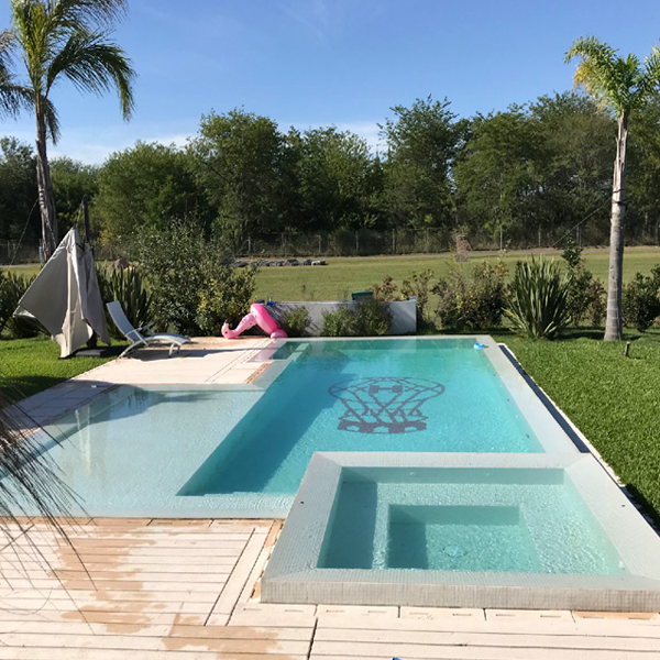 piscina infinity con zona playa y spa cuadrado