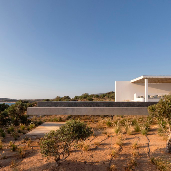 suspended infinity pool by Studio Seilern