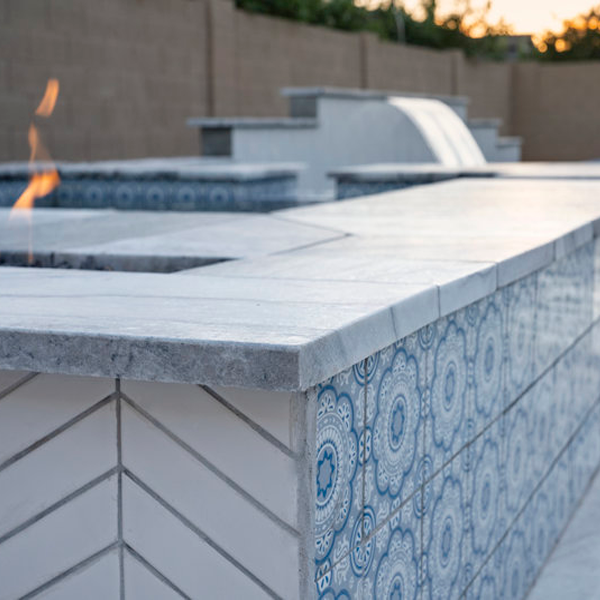 revestimiento exterior de la zona spa de la piscina