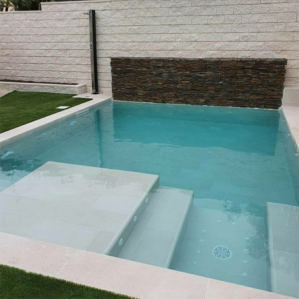 piscina spa con porcelanico y cascada
