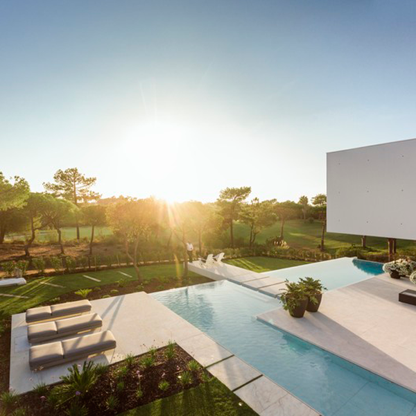private overflow pool and landscaping by Visioarq