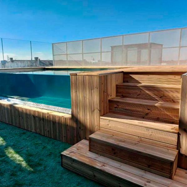 piscina de acero desbordante revestida de madera con gran ventana
