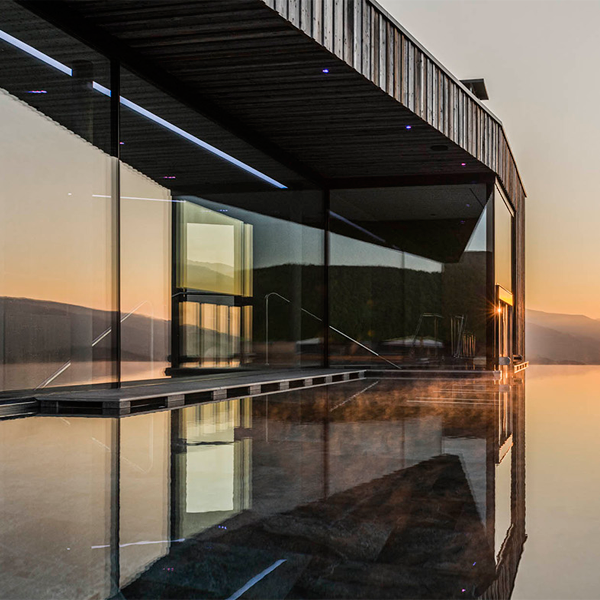 vista del atardecer desde el interior de piscina en ático de hotel