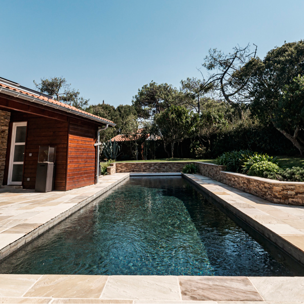 piscina rectangular con interior en piedra de bali