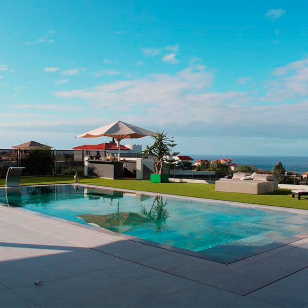 overflow mirror pool with coating in porcelain stoneware, by Tenerife Europool
