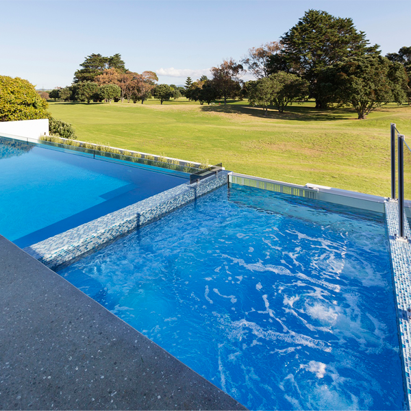 piscina y spa contiguos en casa unifamiliar