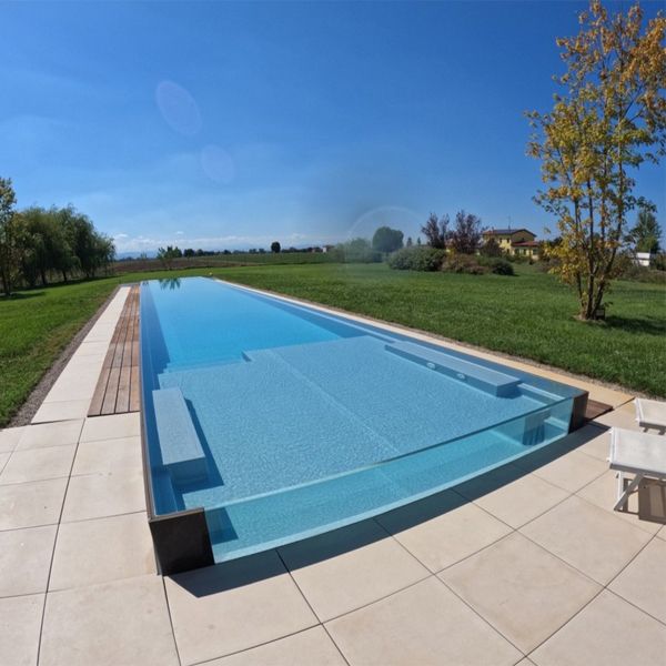 infinity lap pool with transparent walls, by Zavatti Piscine a Sfioro