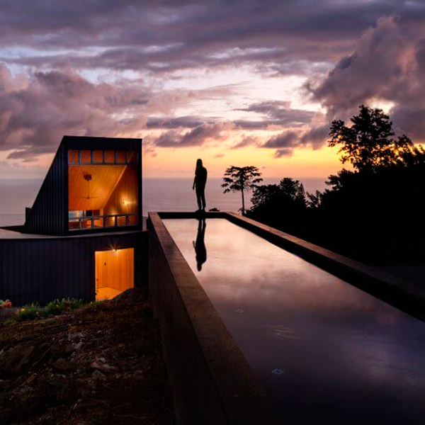 Atardecer sobre piscina elevada de hormigón