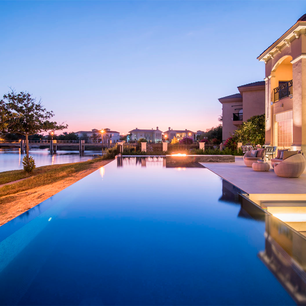 agua de piscina desbordante al atardecer