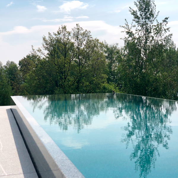 piscina desbordante de granito