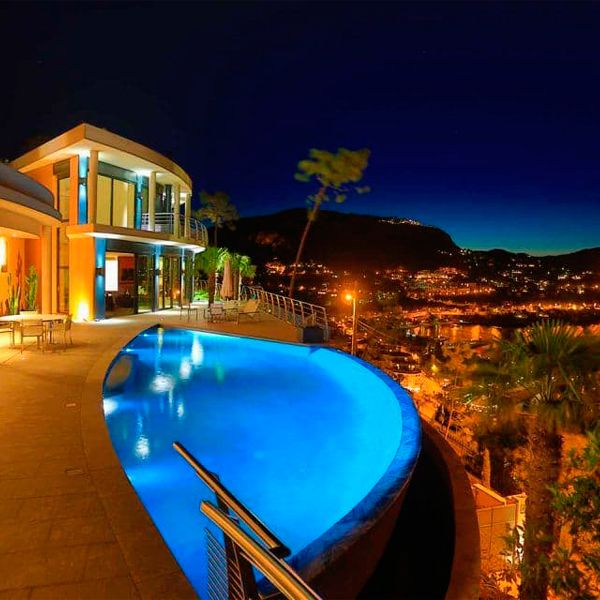 a unique infinity pool at night by Diffazur Piscines