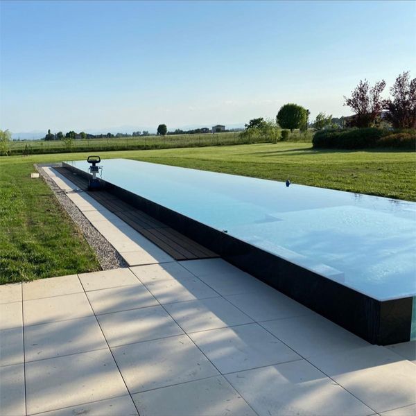 infinity lap pool with transparent walls, by Zavatti Piscine a Sfioro