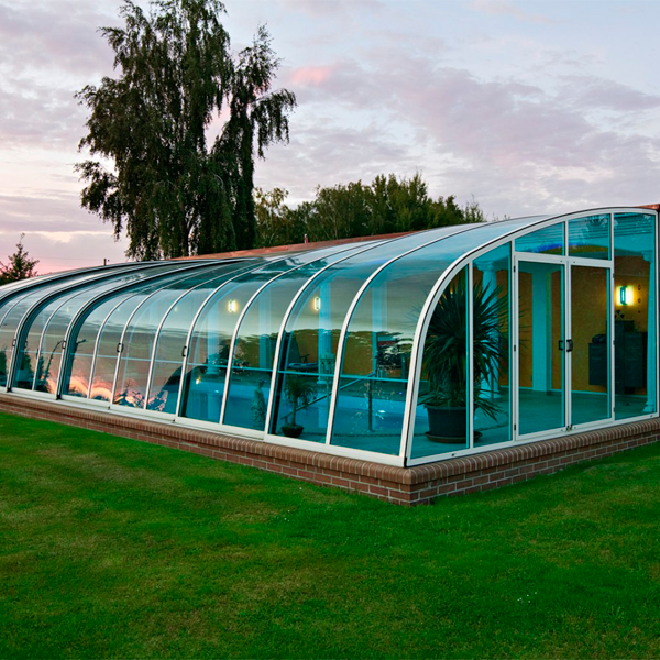 Cubierta de piscina adosada a vivienda con cristal azulado