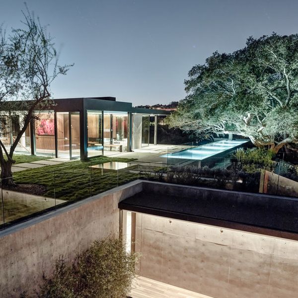 infinity pool at night, in the project Oak Pass House, by Walker Workshop
