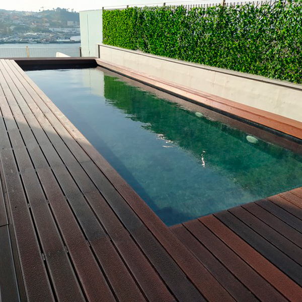 steel pool with liner and wood deck by Moço das Piscinas