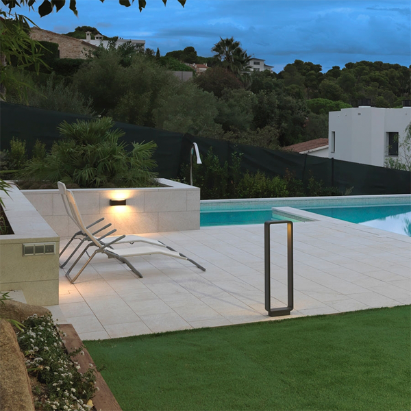 piscina infinita iluminada de formas rectas en la montaña