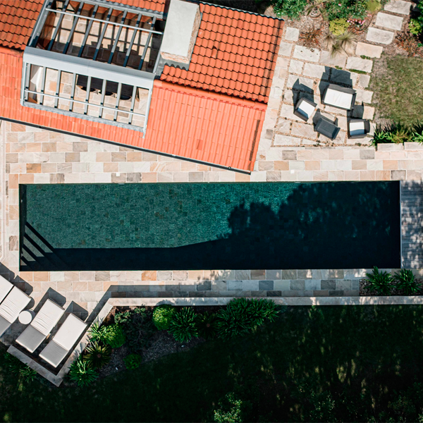 vista cenital de piscina rectangular con piedra de bali