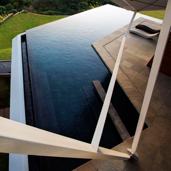 piscina desbordante tipo infinity suspendida