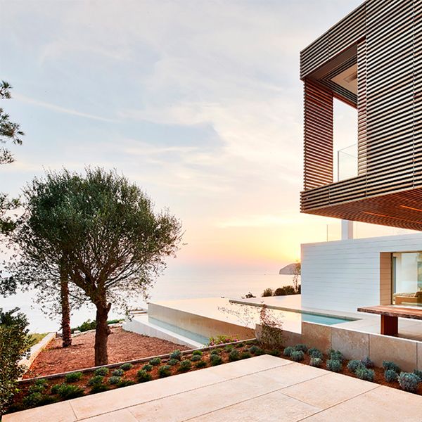 infinity pool with a sea view, in a project by Stelle Lomont Rouhani Architects