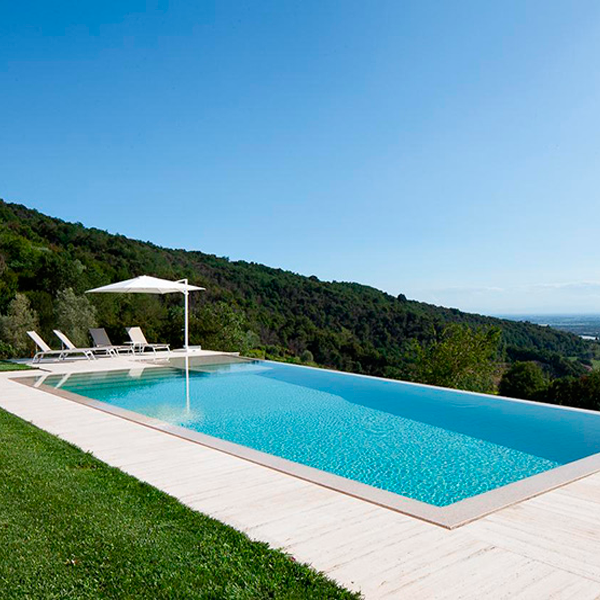 piscina desbordante con formas rectas y color claro