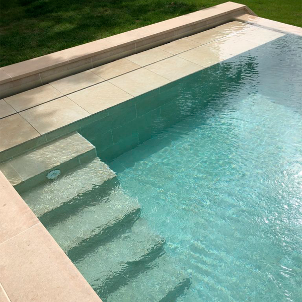escalera interior en piscina desbordante