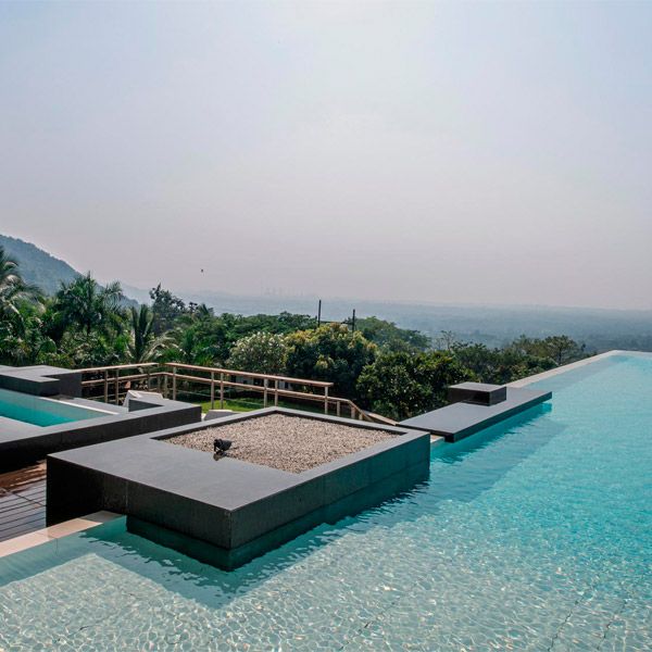 Acceso a piscina volada tipo infinity