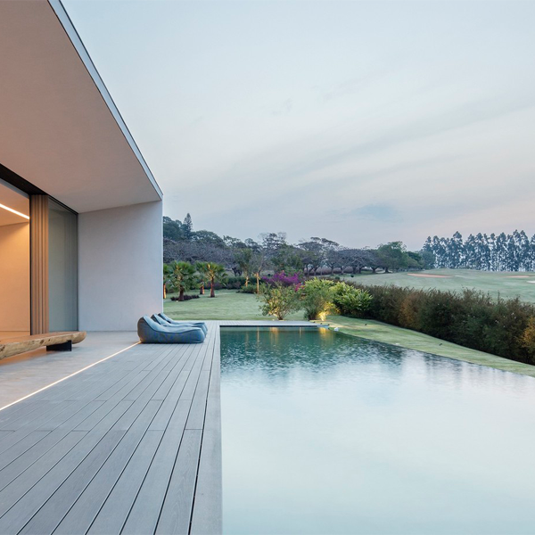 piscinas desbordante infinity en casa de diseño minimalista
