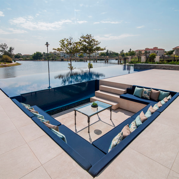 piscina desbordante con zona relax