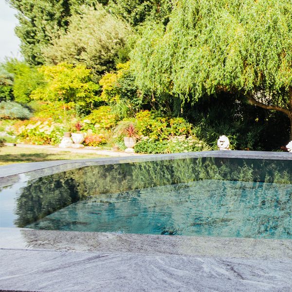 luxury steel overflow pool (mirror effect), with mobile bottom covered with marble, by Steel and Style