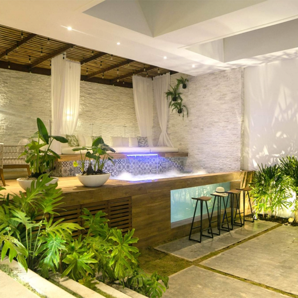 minipiscina elevada con ventana transparente en un patio