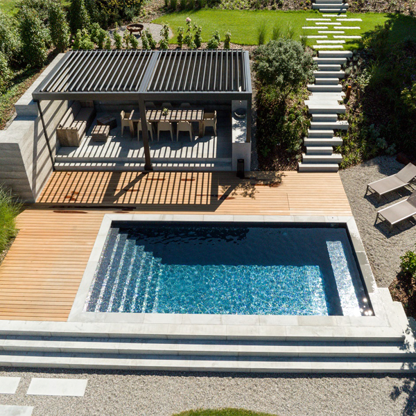 vista aérea de minipiscina junto a zona solarium y pérgola
