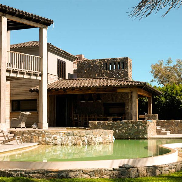 custom infinity pool, in a project by Ricardo Pereyra Iraola
