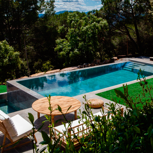 Piscina Infinity Elevada en medio de la montaña