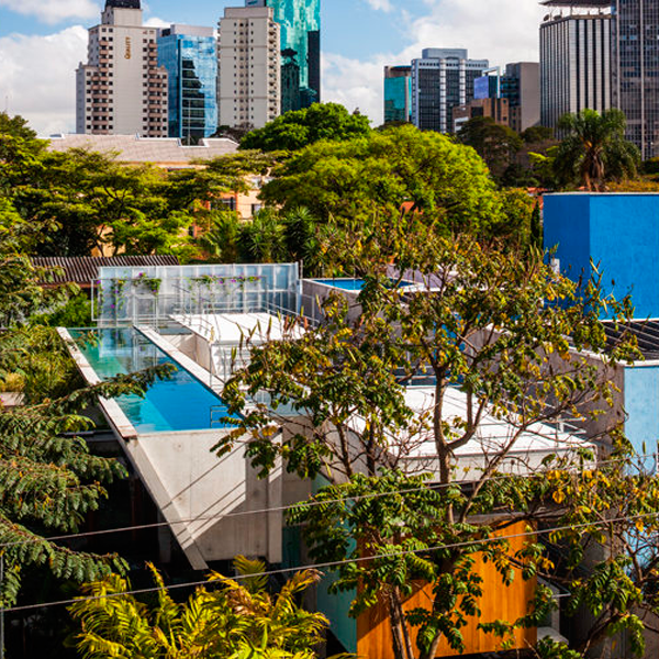 Piscina volada sobre lateral vivienda de hormigón