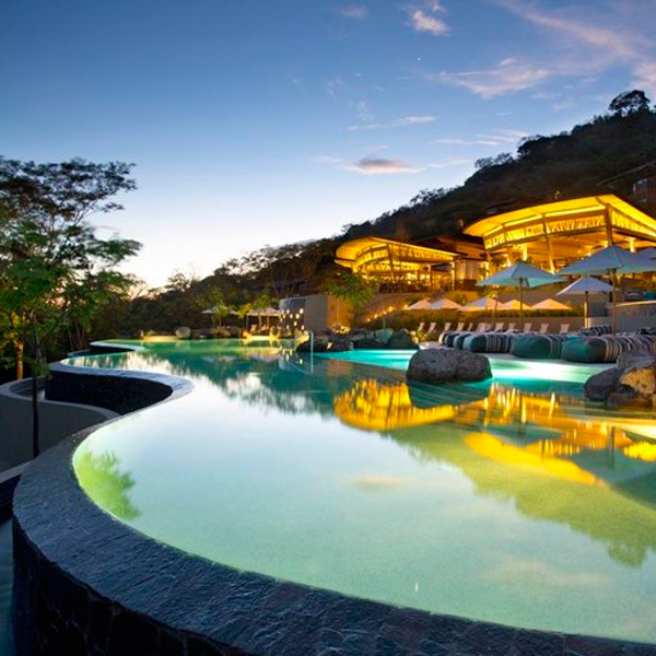 Hotel with a sand infinity pool by Acuarium Piscinas