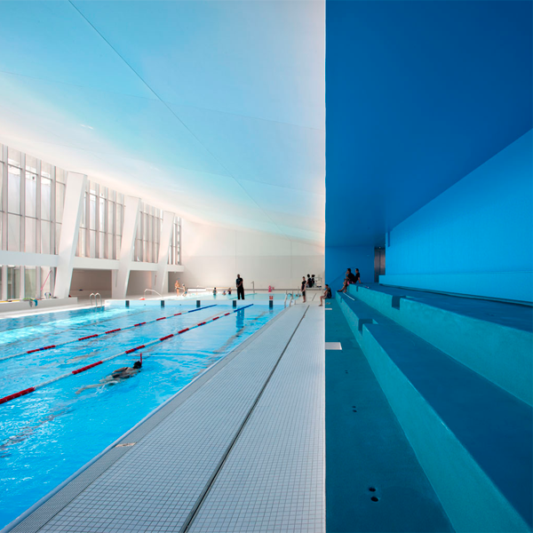 piscina pública interior con decoración exterior bicromática