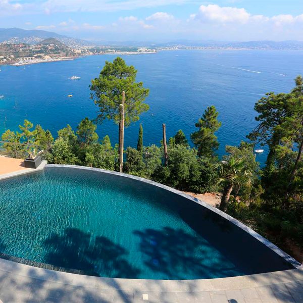a unique infinity pool by Diffazur Piscines