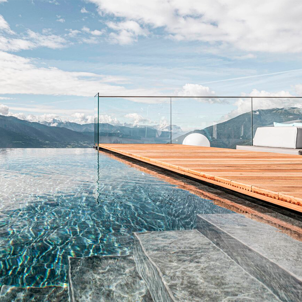 escaleras de entrada a piscina con plataforma exterior en madera