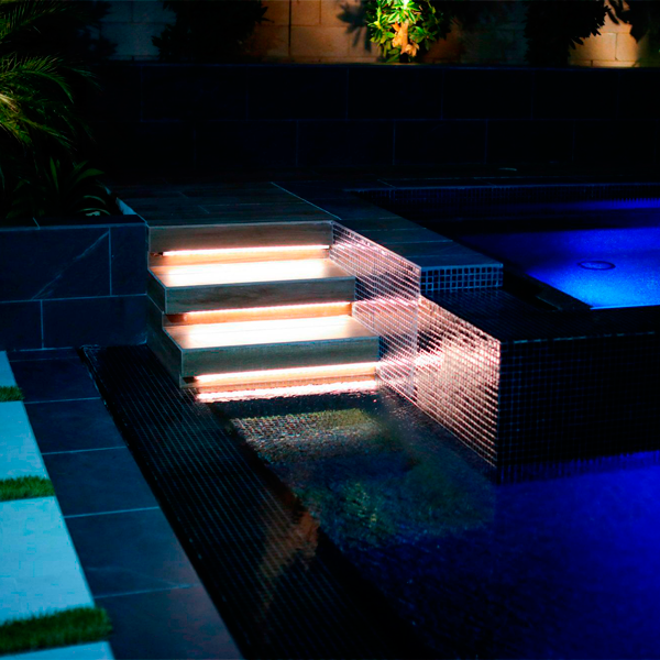 Escalera y spa iluminados por la noche