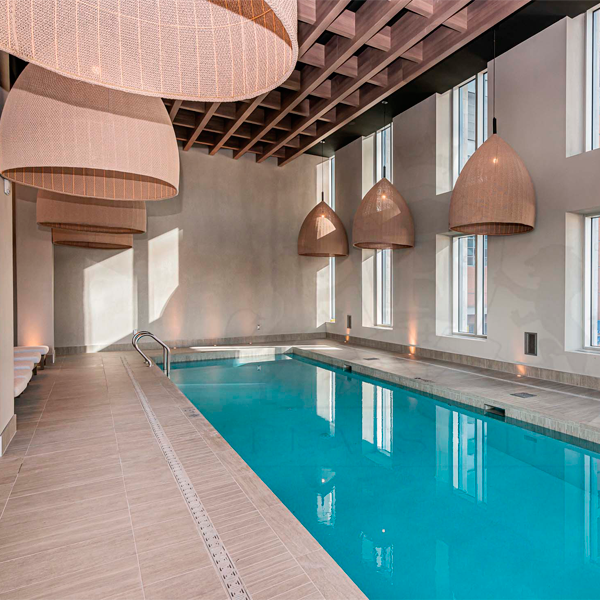 Indoor pool at Tour des Canadiens par Soucy Aquatik