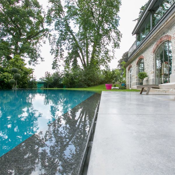 detail of the overflow area of ​​a infinity pool, in a landscaping project by Peguet Paysages