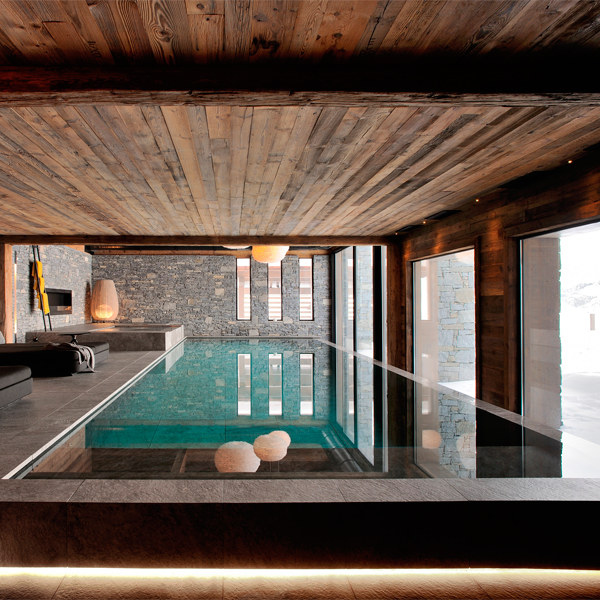indoor infinity pool and spa by Piscines Concept