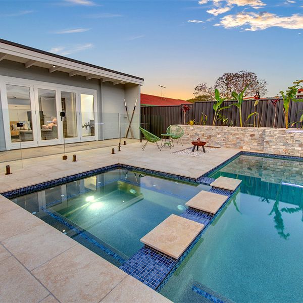 squared spa integrated into a private swimming pool with floating steps, by Mineral Pools