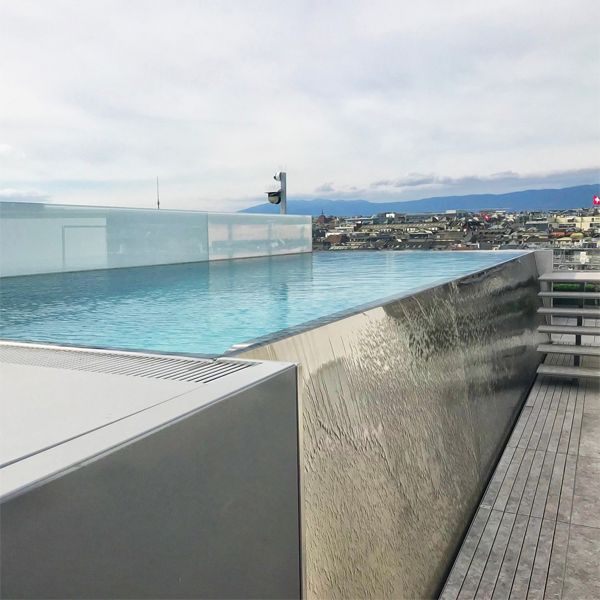 infinity stainless steel pool, with external access steps, built on a rooftop, by Wonderwerk