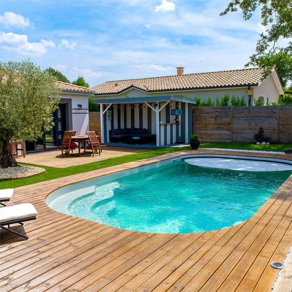 piscina prefabricada forma ovalada con escalones y banco corrido