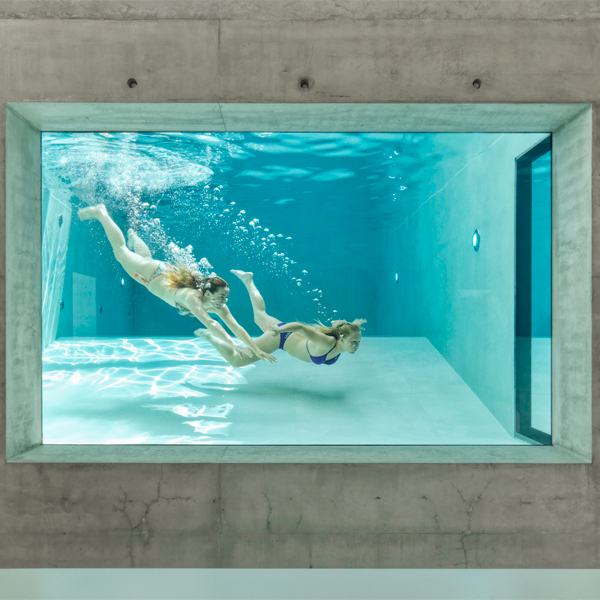 underwater window in a luxuty pool by Dreessen Willemse