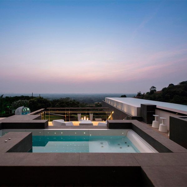 Zona spa junto a piscina infinity
