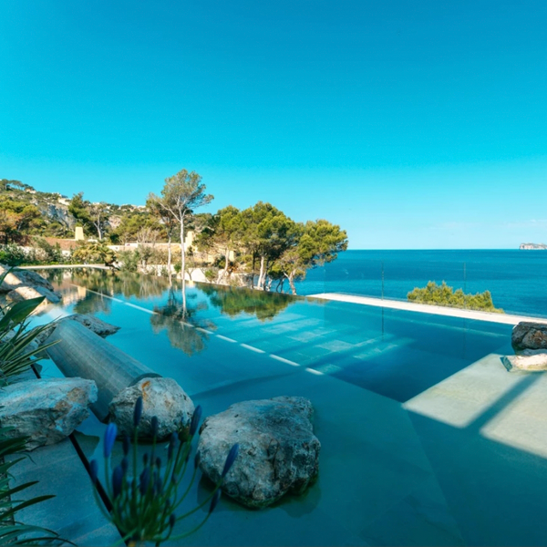infinity lap pool in a project by Antonio Garcia-Ruiz