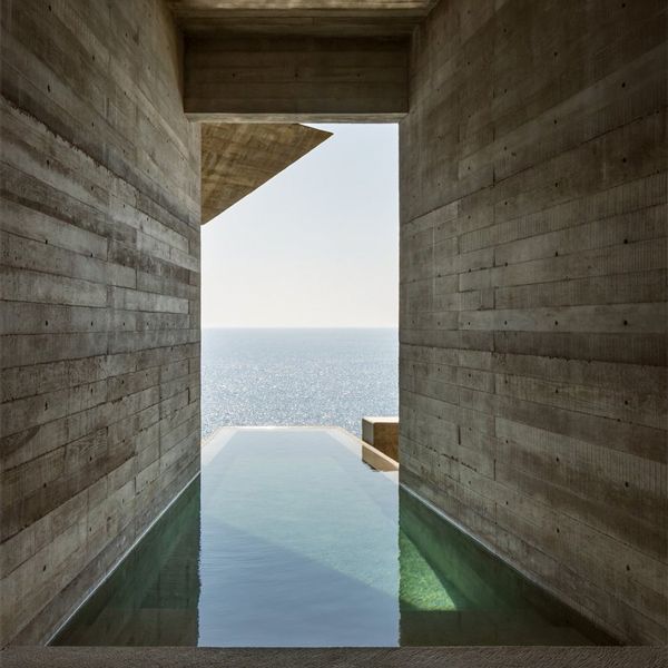 minimalist infinity mini pool in a project by Zozaya Arquitectos